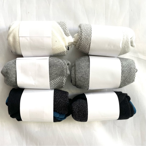 6 pack no show socks in black, white & gray w/ colored heels - Picture 2 of 3